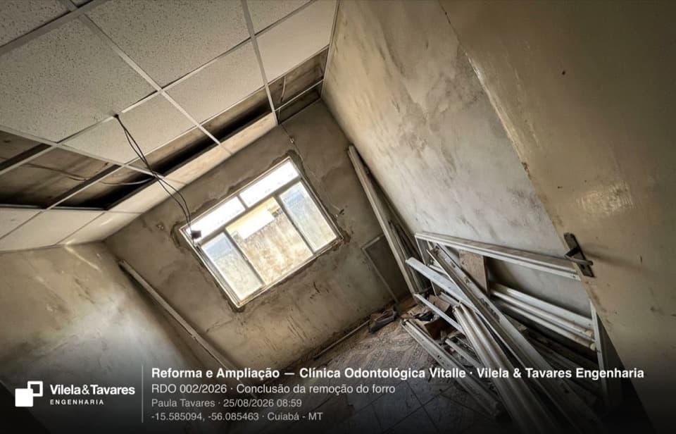 Foto da obra com o carimbo: o nome da obra e da construtora, o número do relatório, quem tirou, a data, a hora e o lugar